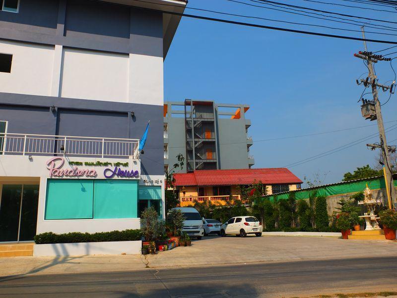 Oyo 75389 Pandora House Hotel Pattaya Exterior foto